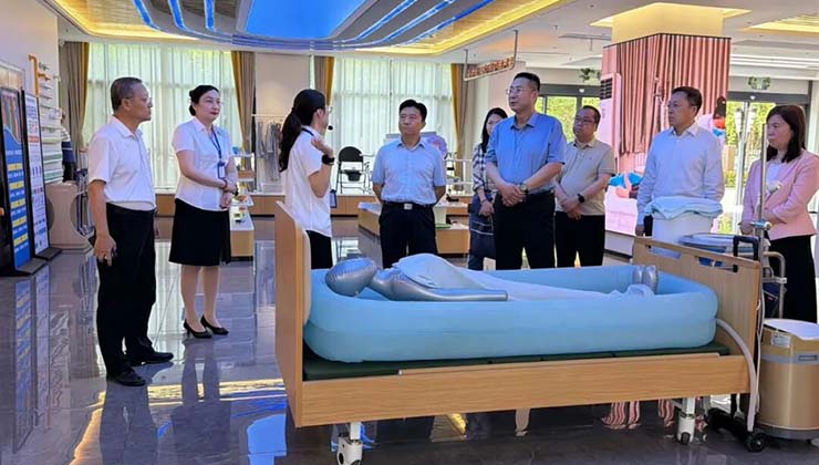 省民政厅副厅长于建波一行到我中心调研指导